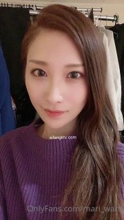少女情侣第一次使用肛交玩具